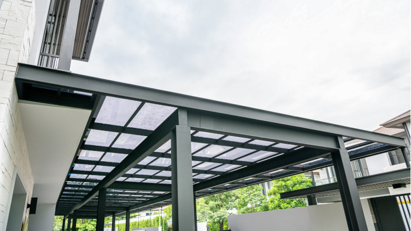 Cleaning of a glass veranda using specialized equipment